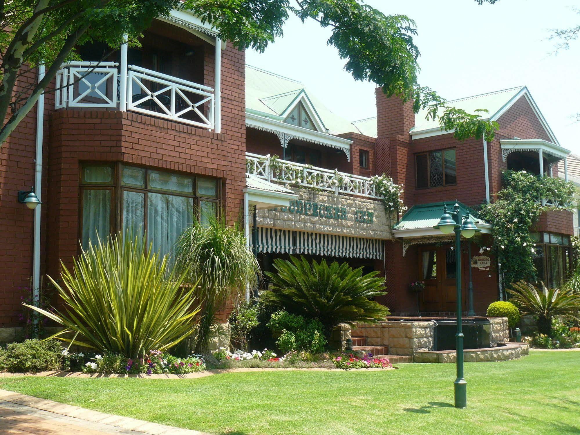The Woodpecker Inn Pretoria-Noord Exteriör bild